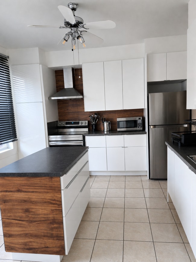 Building Photo - 5557 Boul Saint-Michel