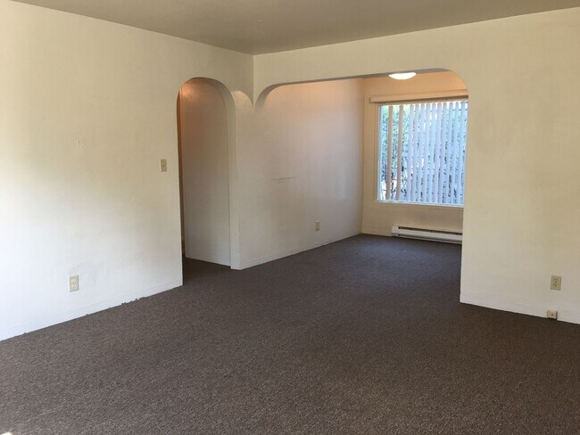 Foto del edificio - ** PRE LEASE FOR FALL** - Two Level Campus HOME