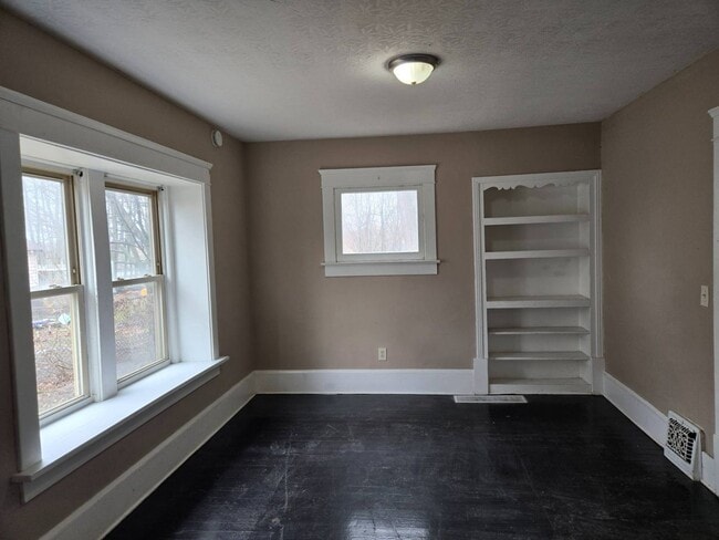 Building Photo - Charming 4-Bedroom Property in Prime Location