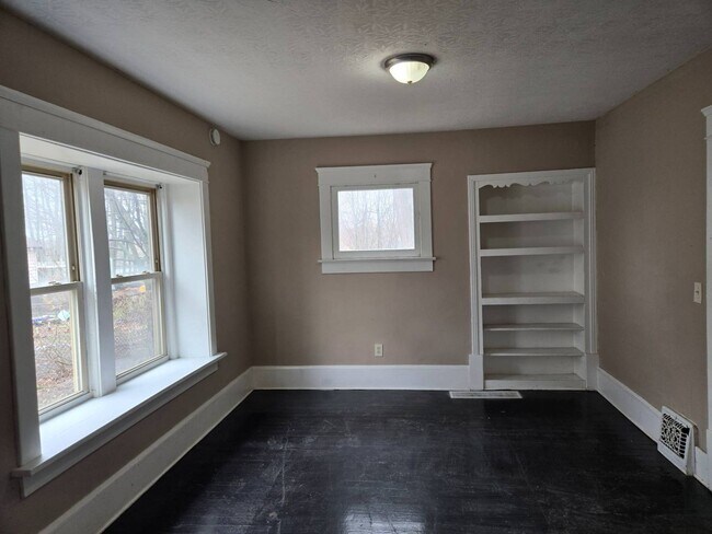 Foto del edificio - Charming 4-Bedroom Property in Prime Location