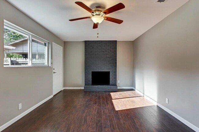 Foto del edificio - 2607 Parker Ln