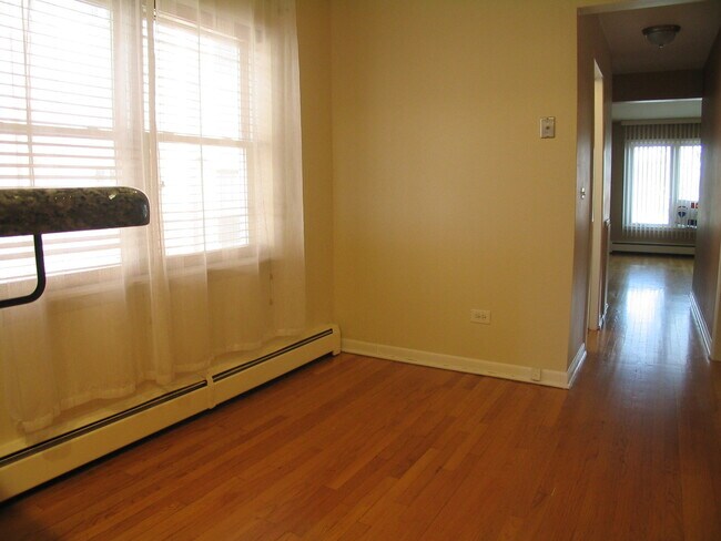 Foto del edificio - 5811 W Higgins Ave