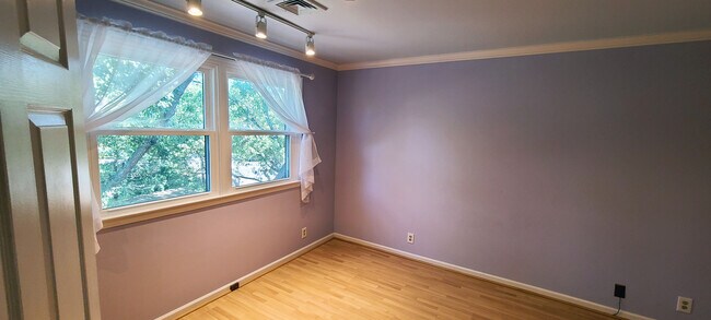 Building Photo - 401 Bowling Ave