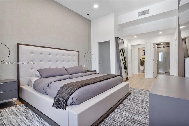 Building Photo - 2301 Collins Ave