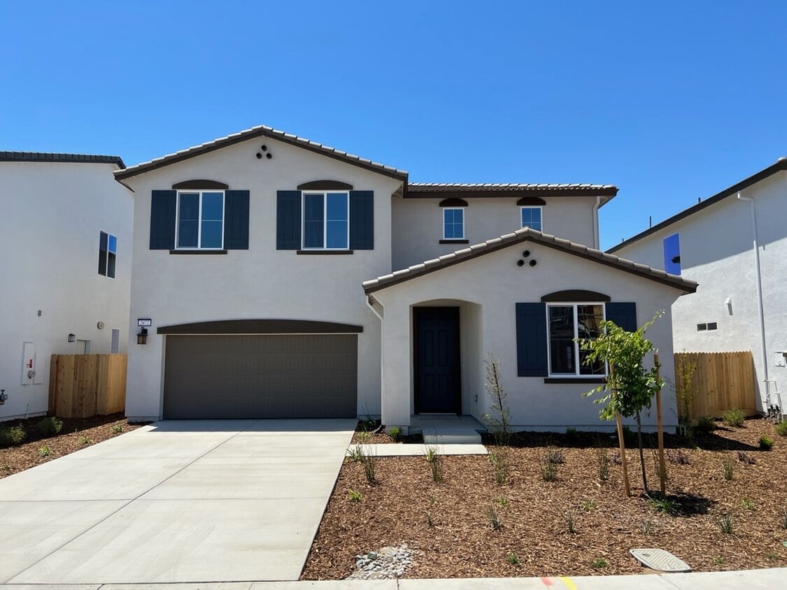 Foto principal - 4-bedroom two story plus a bonus loft!