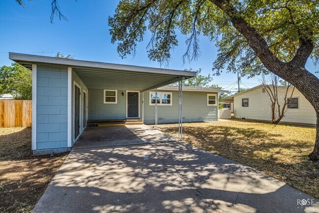 Foto del edificio - NOW AVAILABLE - 3 Bedroom Home in College ...