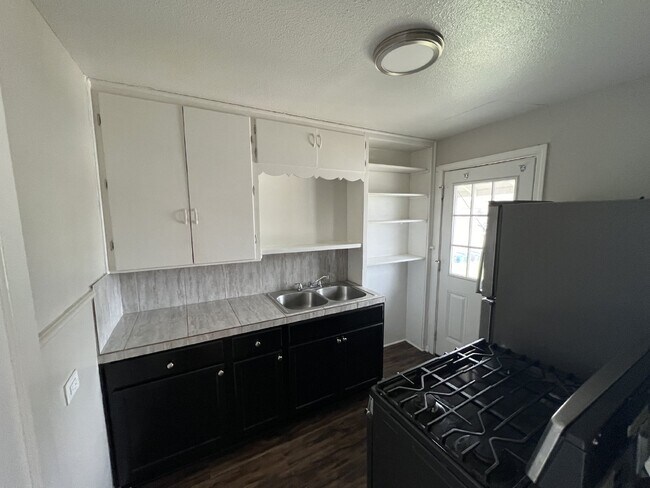 Building Photo - Beautiful 1 bedroom/1 bathroom with a vint...
