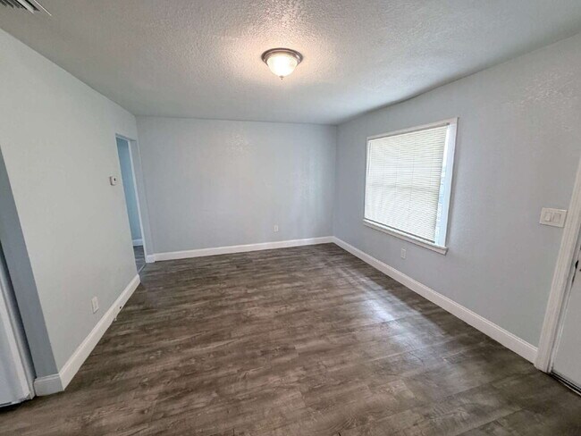 Foto del edificio - Charming home features 3 spacious bedrooms and 2 updated bathrooms