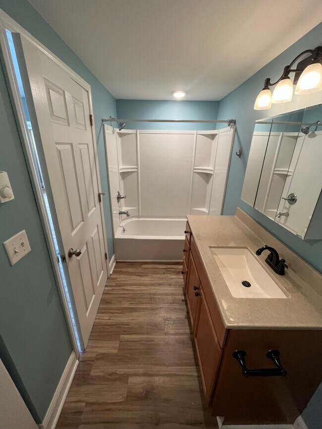 Full bathroom - 1358 Locust St