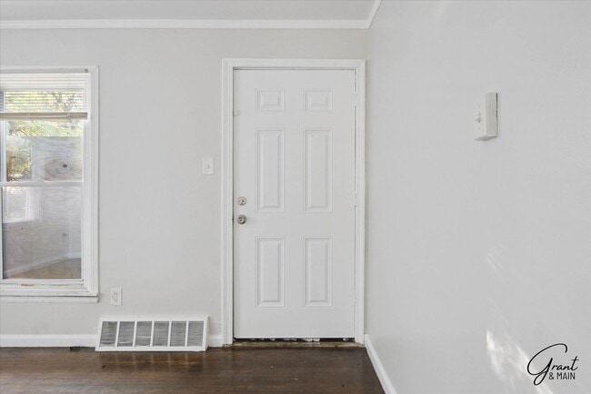 Building Photo - $1,200 -  3 bedroom Bungalow