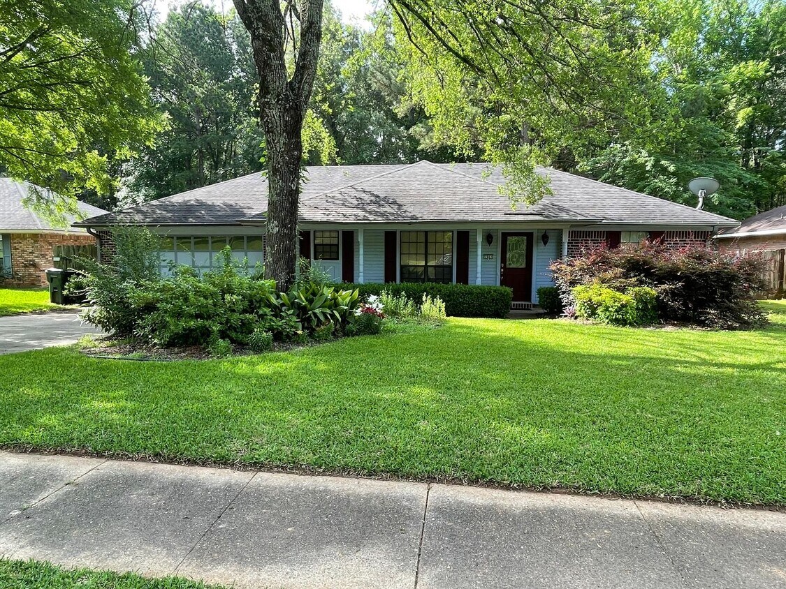 Primary Photo - Large Brick Home In Desirable "Huntington ...