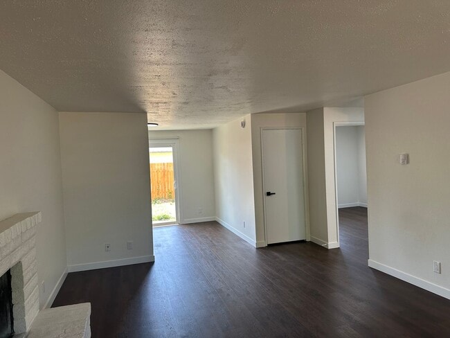Foto del edificio - Beautifully updated 2 bedroom 1 bathroom d...