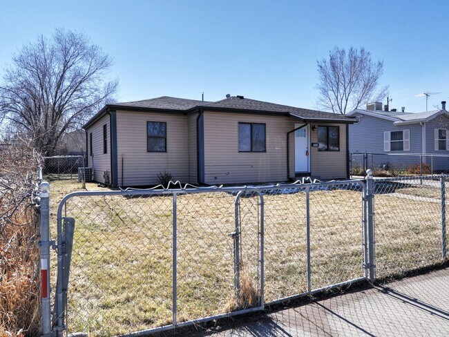 Building Photo - 3 Bedroom House with 2 Car Garage/Workshop