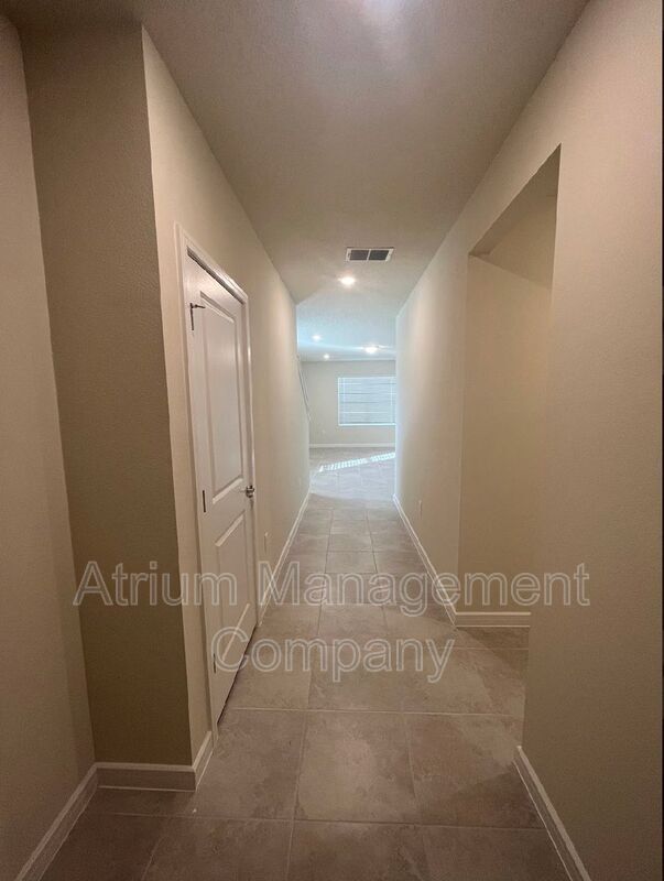 Building Photo - 3074 Green Park Dr