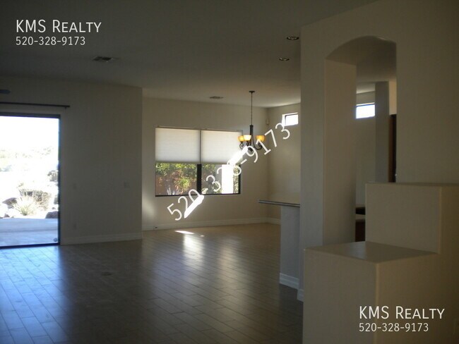 Foto del edificio - 3 Bedroom 2 Bath -5349 E Camino Rio De Luz...