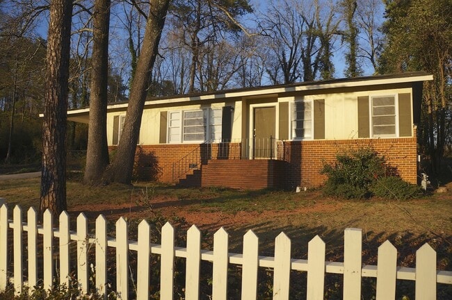 Building Photo - 435 S Barnett Shoals Rd