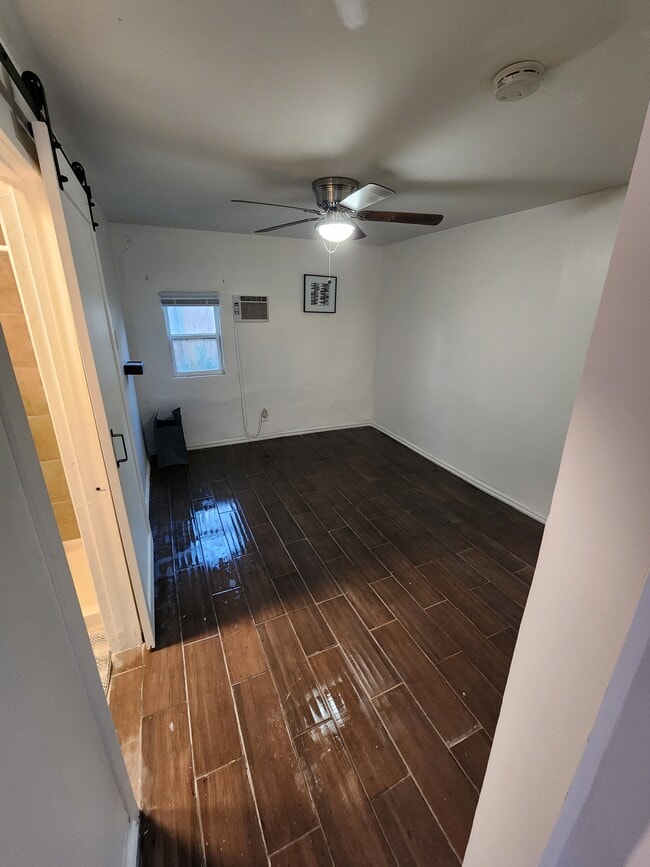 Bedroom Entryway - 2800 Nashville Ave