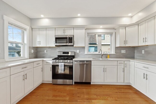 Building Photo - 28 2nd St