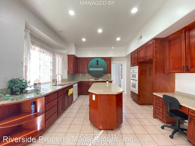 Building Photo - 5 br, 3.5 bath House - 15659 Turnberry St.