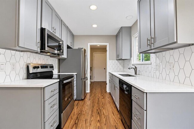 Foto del edificio - 8808 Pineridge Dr