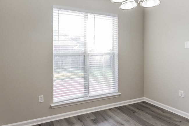 Building Photo - 10953 Oak Leaf Dr