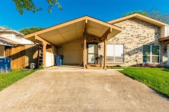 Building Photo - 714 Sceptre Cir