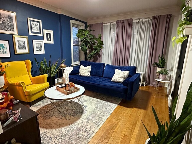 Living room picture #3 - 4911 S Keeler Ave