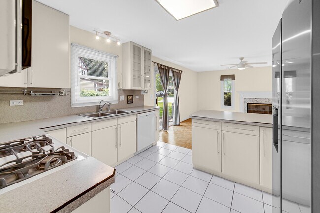 Foto del edificio - 483 Highland Grove Dr