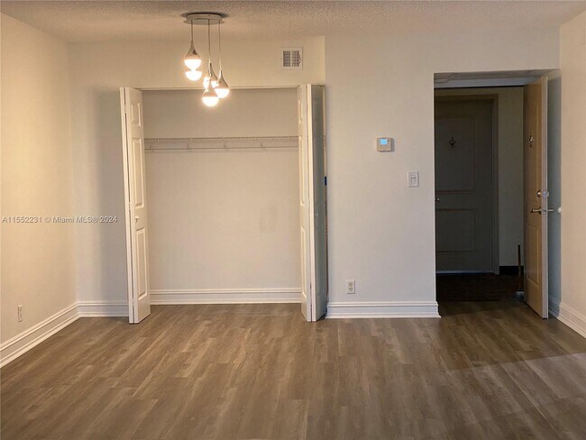 Building Photo - 100 Bayview Dr