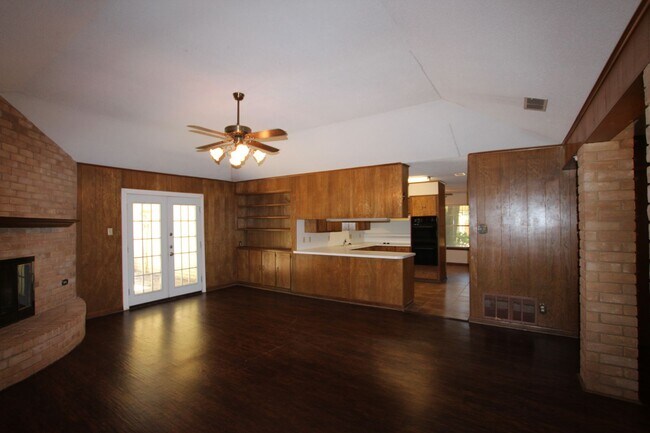 Foto del edificio - Beautiful 3 bedroom 2 bath home in the hea...