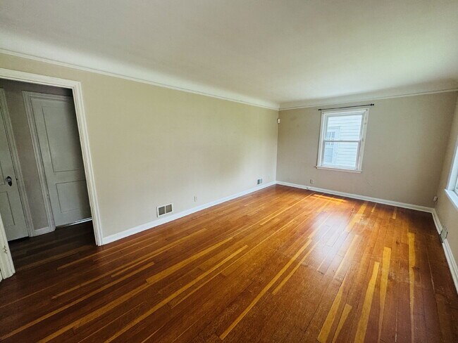 Foto del edificio - Charming 4-Bed Home with Gleaming Hardwood Floors, fully fenced backyard - 1500 Sq Ft in Minneapo...