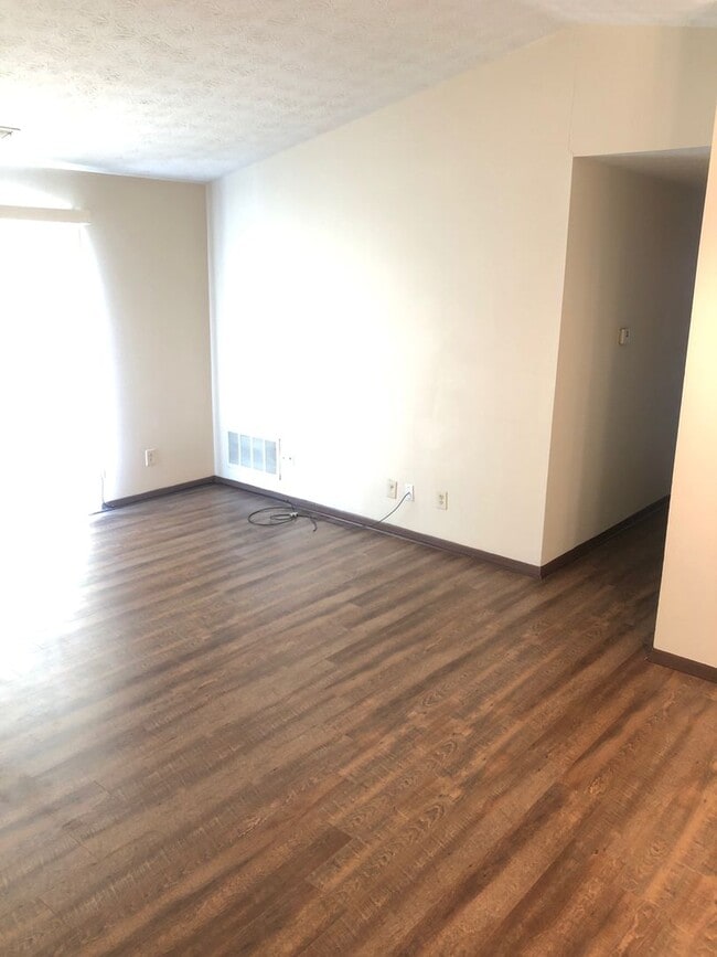 Foto del edificio - Updated 2 Bedroom Units with w/d hookup in Unit and Central Heat/AC