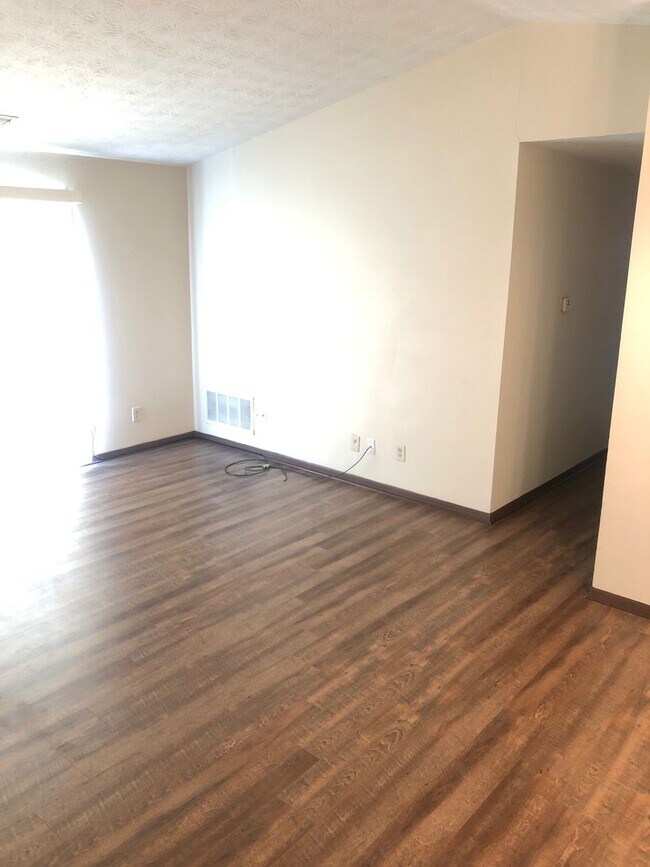 Foto del edificio - Updated 2 Bedroom Units with w/d hookup in Unit and Central Heat/AC
