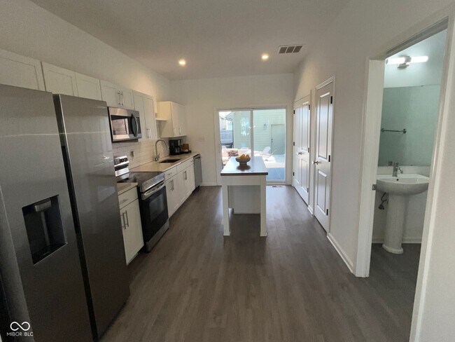 Foto del edificio - 143 McKim Ave