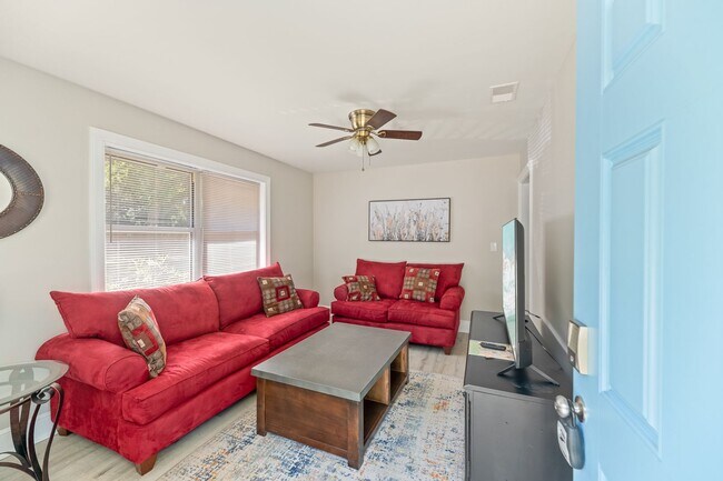 Building Photo - Charming 2 Bedroom, 1 Bath Duplex in North Charleston