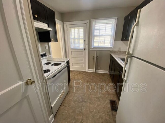 Building Photo - 2 Bedroom, 1 Bathroom House in Greensboro!