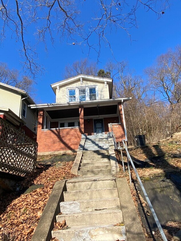 Primary Photo - 2 Bedroom Home with New Kitchen - convenie...