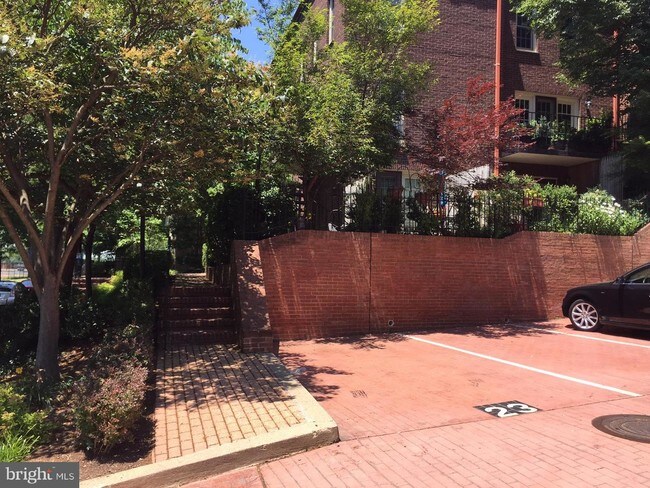 Foto del edificio - 4615 MacArthur Blvd NW