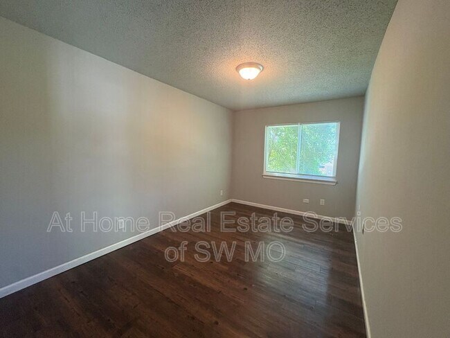 Building Photo - 712 E Sunshine St