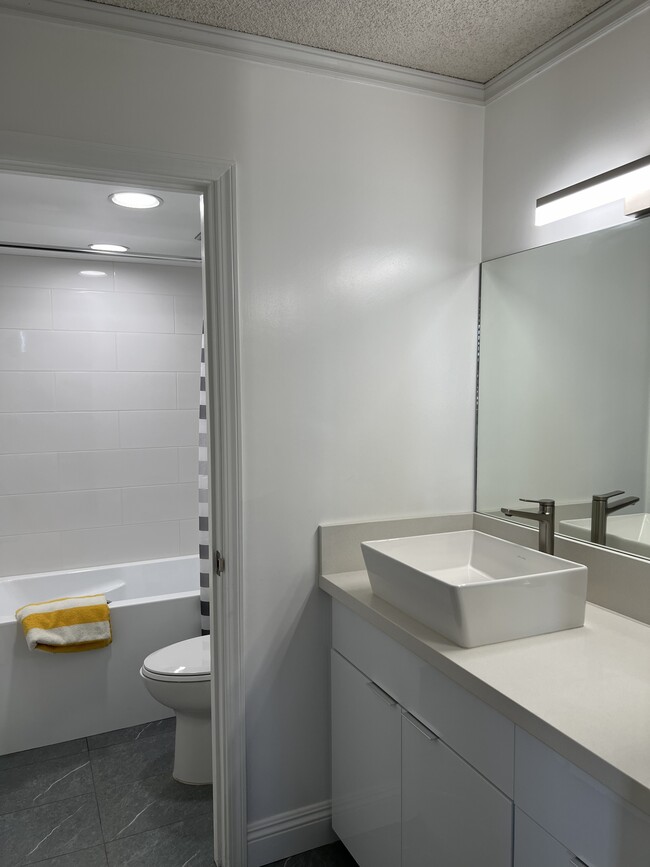 Building Photo - 2240 Kuhio Ave