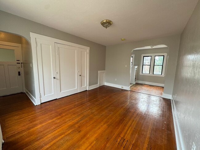 Photo - Broadway - 2816 - (Units I - L) Apartment