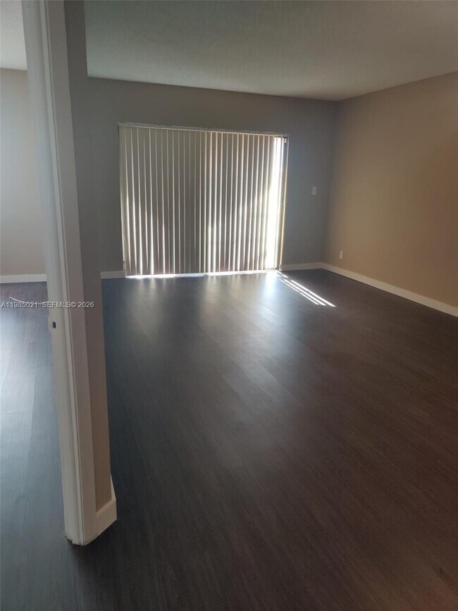 Foto del edificio - 8290 Lake Dr