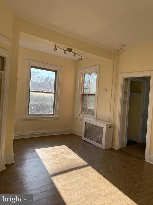 Building Photo - 516 W Queen Ln