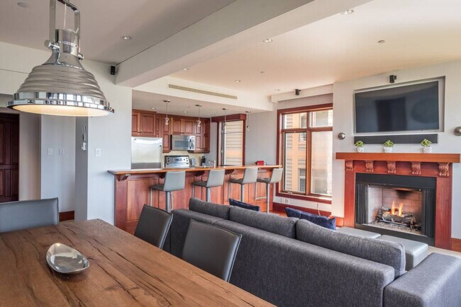 Building Photo - 166 Chem. au Pied de la Montagne