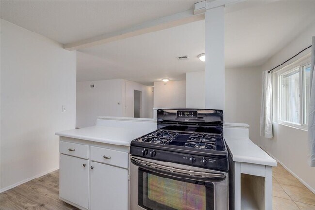 Foto del edificio - 3 Bed / 2 Bath Home with Two-Car Garage, Laundry and a Storage Shed/Work Space