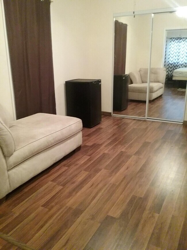 Master suite - 811 Glenmore Cir