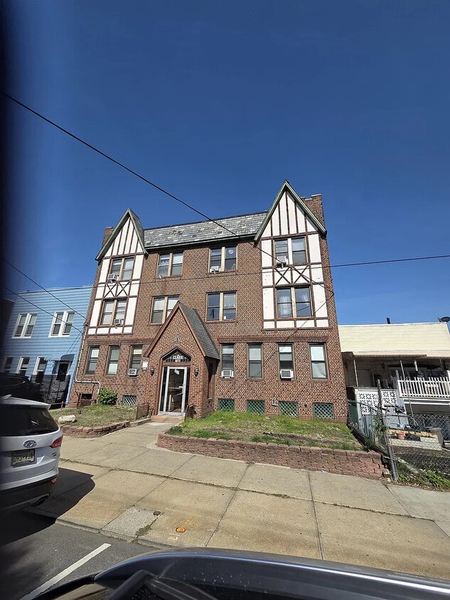 Outer - 901 Grand Ave