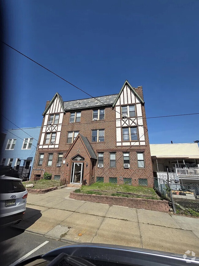 Building Photo - 901 Grand Ave