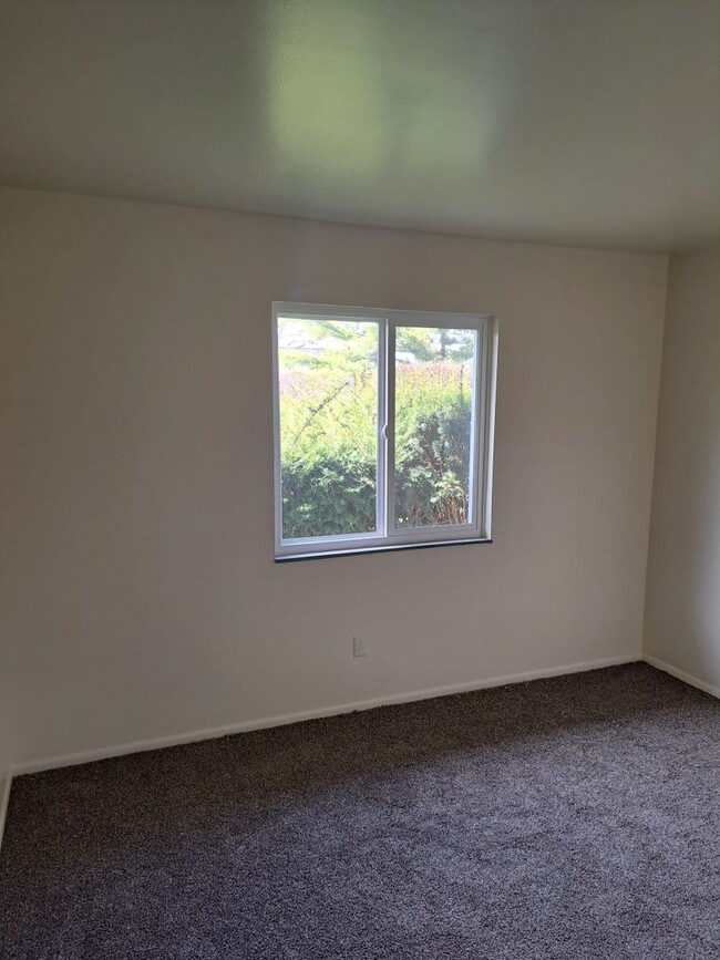 Building Photo - 1124 Lake Forest Dr