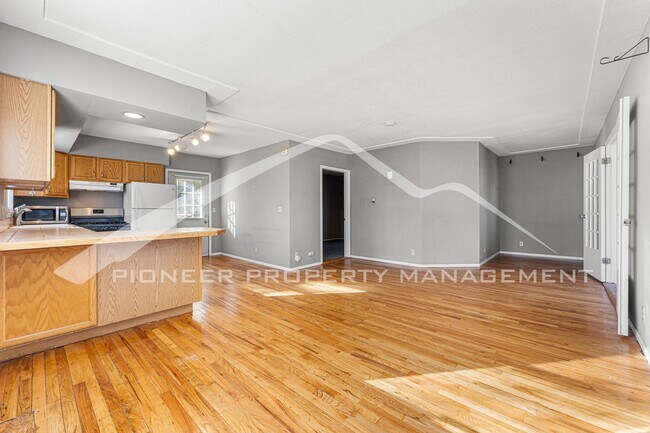 Building Photo - Spacious House with Fenced Yard & Washer/D...